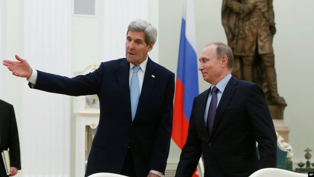 Tổng thống Nga Vladimir Putin và Ngoại trưởng Mỹ John Kerry trong cuộc họp tại điện Kremlin ở Moscow, ngày 15/12/2015.