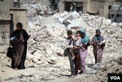 Families fleeing are starving and crying out for water as they reach Iraqi forces in Mosul, July 5, 2017. (H. Murdock/VOA)