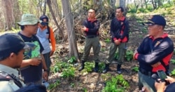 Profauna berdialog tentang pengamanan di kawasan hutan lindung Sendiki, Malang Selatan, bersama polisi hutan dari Perhutani KPH Malang. (Foto: VOA/ Petrus Riski).