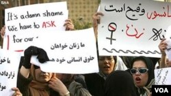 یکی از تجمعات زنان که به تبعیض و موانع در ایران اشاره دارند - عکس ایسنا