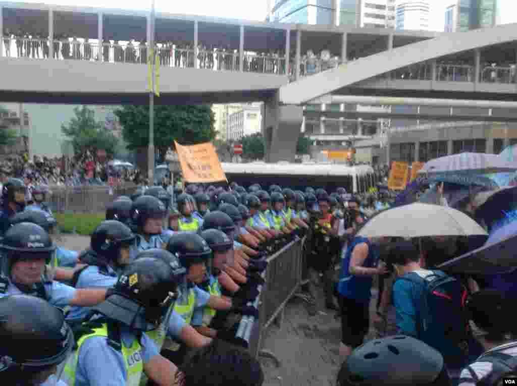 港人聲援佔中抗拒警方封鎖中環金鐘多處癱瘓（美國之音海彥拍攝） 