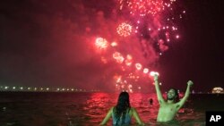Para pengunjung menonton pertunjukan kembang api di pantai Copacabana pada malam Tahun Baru, 1 Januari 2017. 