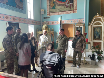 Отець Володимир під час спілкування з українськими військовими, які перебувать на лікуванні у США
