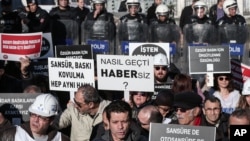 Para jurnalis Turki melakukan unjuk rasa untuk memrotes sensor terhadap media, termasuk media online dalam aksi protes di Istanbul (foto: dok). 