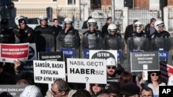 Para wartawan Turki mengacungkan poster bertuliskan penolakan terhadap sensor dalam unjuk rasa menolak sensor dan undang-undang media baru, Istanbul, Turki, 16 Februari 2014. (Foto: AP/arsip)