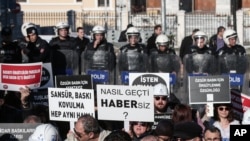 Arxiv fotosu - Türkiyə jurnalistləri senzuraya qarşı aksiya keçirir, fevral, 2014.