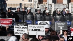 Para wartawan Turki mengacungkan poster bertuliskan penolakan terhadap sensor dalam unjuk rasa menolak sensor dan undang-undang media baru, Istanbul, Turki, 16 Februari 2014. (Foto: AP/arsip)