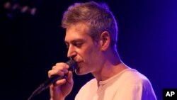 Matisyahu surprised a local street musician recently in Hawaii by singing along with his own song.