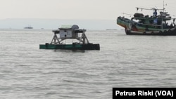 Peralatan teknologi milik badan pemerintah yang ditaruh di pantai laut Muncar, Banyuwangi, 5 Januari 2019. (Foto: Petrus Riski/VOA)