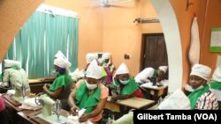 Une section de couturières en activité dans la salle de production des coussins menstruels à Minna, la capitale de l‘Etat du Niger, à 160 km d’Abuja, Nigeria, 13 octobre 2018. (VOA/Gilbert Tamba)