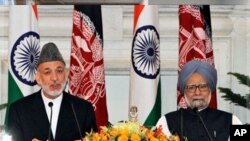 Le président Hamid Karzaï et le Premier ministre indien Manmohan Singh à New Dehli