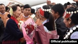 ကချင်ပြည်နယ်ရောက်ရှိလာသည့် ဒေါ်အောင်ဆန်းစုကြည်အား ဒေသခံများကြိုဆို