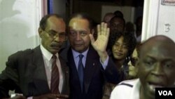 El ex dictador hatiano Jean Claude "Baby Doc" Duvalier al centro en la foto, a su regreso a Puerto Príncipe, donde ha sido detenido