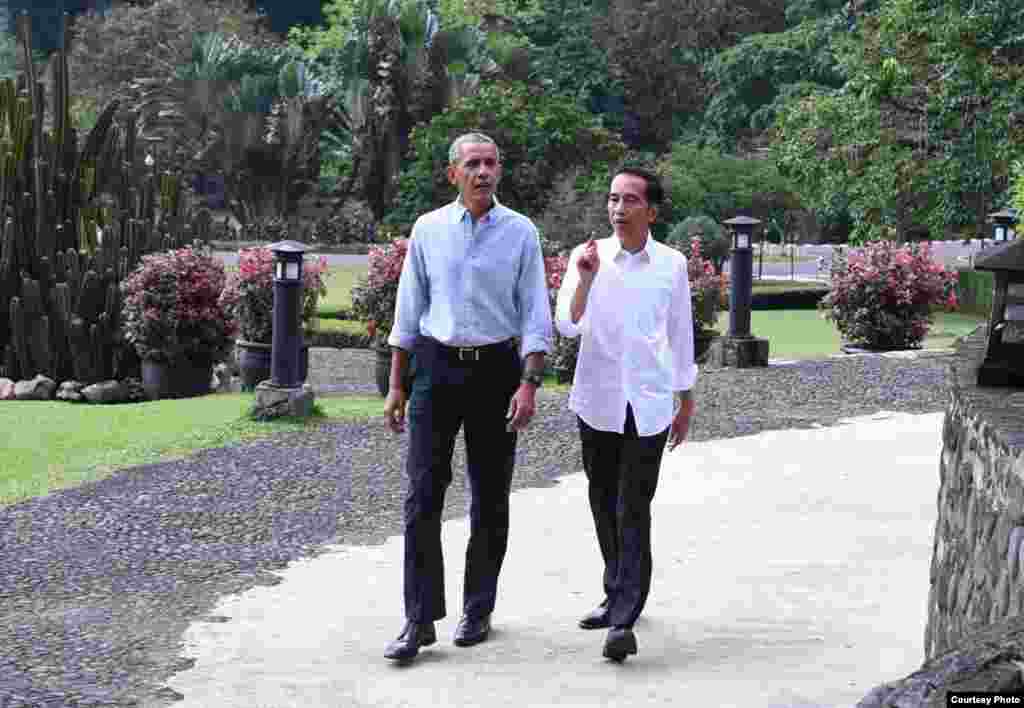 Presiden Joko Widodo dan mantan Presiden Barack Obama berbincang santai dalam pertemuan di Istana Bogor Jumat (30/6). (Courtessy : Setpress RI)