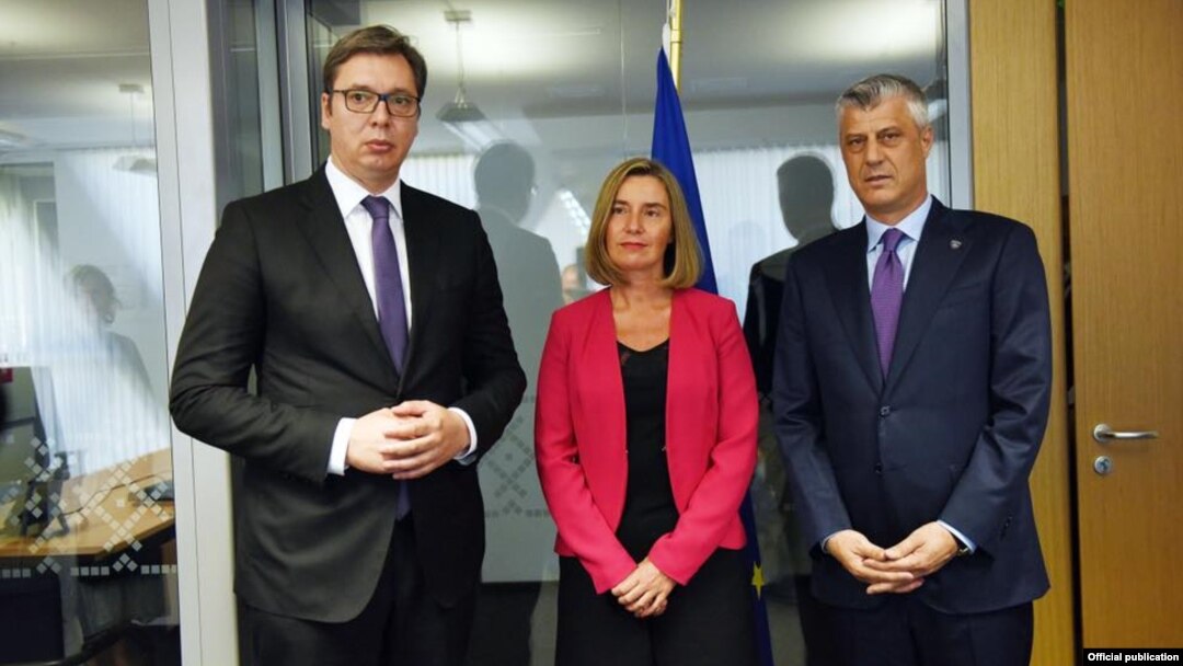 Dari kiri: Presiden Serbia Aleksandar Vucic, Kepala Kebijakan LN Uni Eropa Frederica Mogherini, dan Presiden Kosovo Hashi Thaci di Sofia, Bulgaria (foto: dok). 