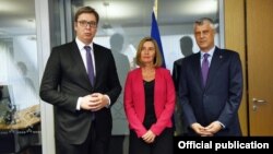 Dari kiri: Presiden Serbia Aleksandar Vucic, Kepala Kebijakan LN Uni Eropa Frederica Mogherini, dan Presiden Kosovo Hashi Thaci di Sofia, Bulgaria (foto: dok). 