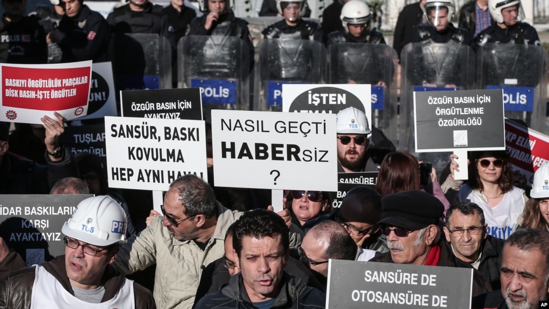 Istanbul ko'chalarida jurnalistlar namoyishda. Ular hukumatni tinimsiz bosimda ayblaydi. 