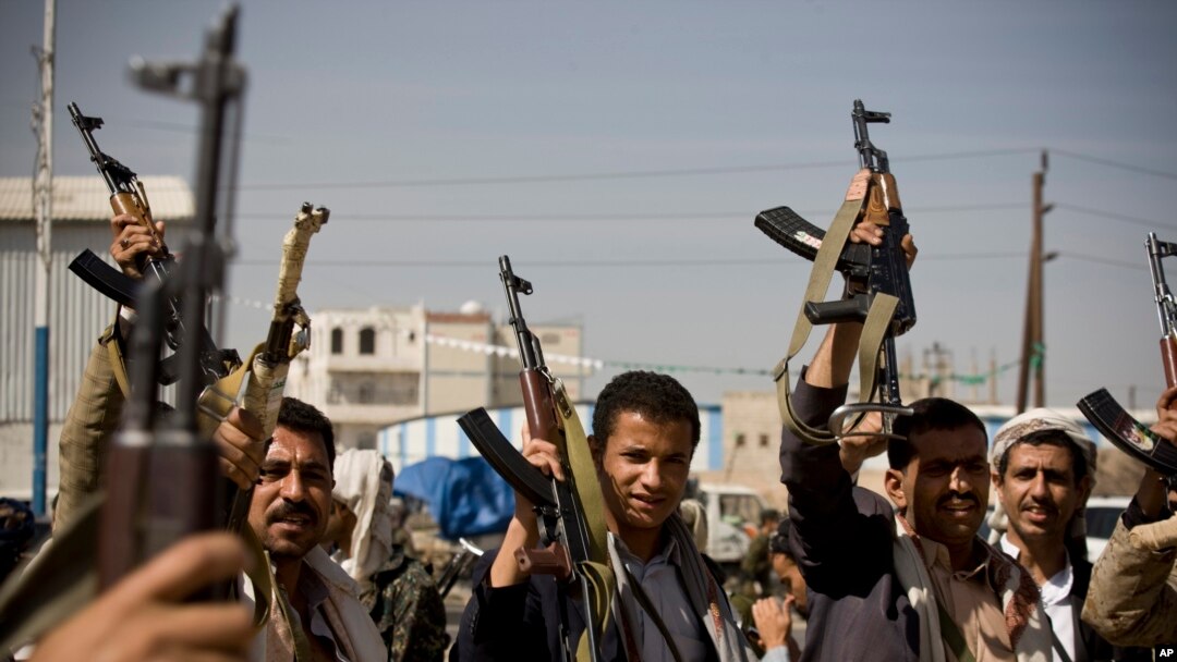 Thành viên nhóm Hồi giáo Shia, Houthi ở Yemen giao tranh với lực lượng chính phủ gần dinh tổng thống ở Sanaa, Yemen, 19/1/15