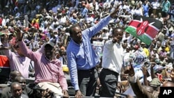 L'ancien ministre de l'Education national William Ruto, le vice-Premier ministre Uhuru Kenyatta et le vice-président Kalonzo Musyoka à une réunion de prière à Uhuru Park, à Nairobi