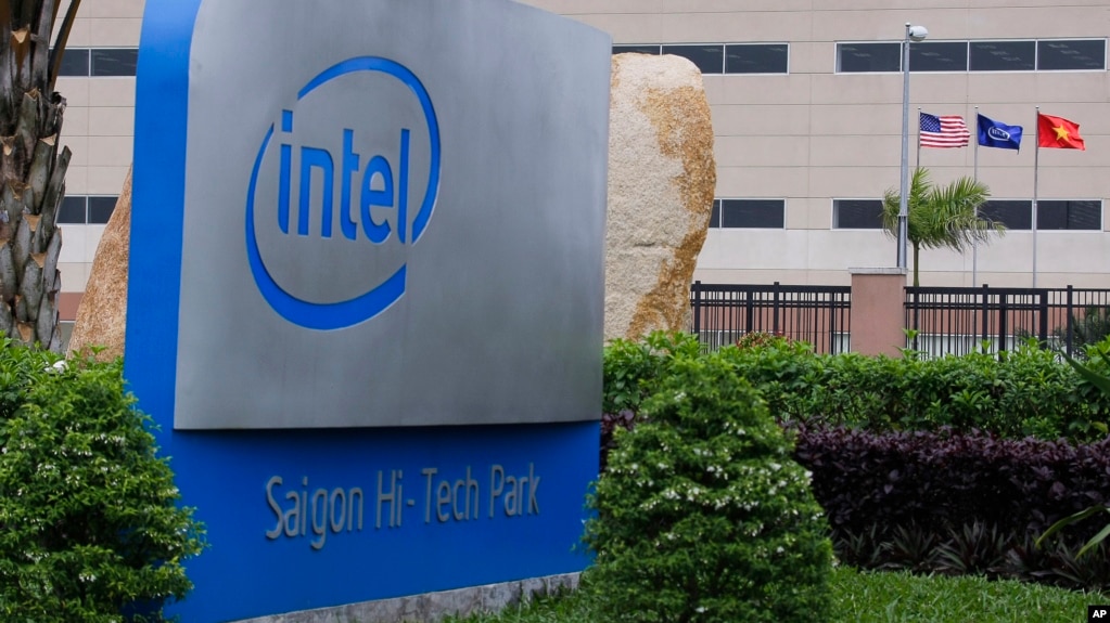 Logo của tập đoàn Mỹ Intel tại Khu công nghệ cao Sài Gòn, thành phố Hồ Chí Minh, Việt Nam.