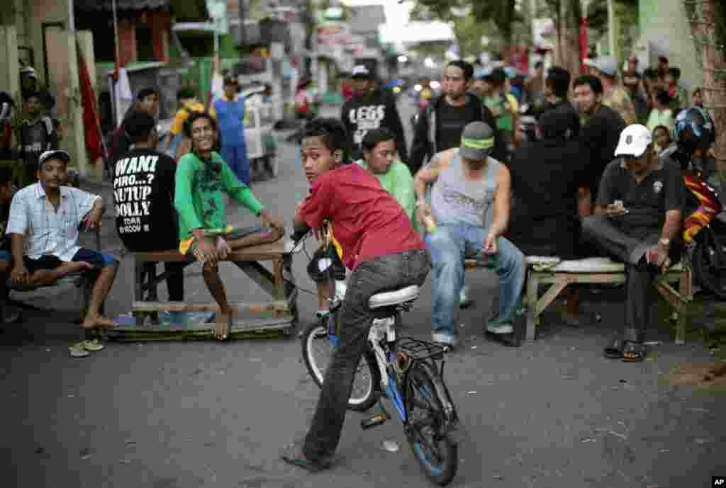 Warga di Surabaya memblokir jalan sebagai protes atas penutupan kompleks lokalisasi Dolly (18/6).&nbsp;(AP/Dita Alangkara) 