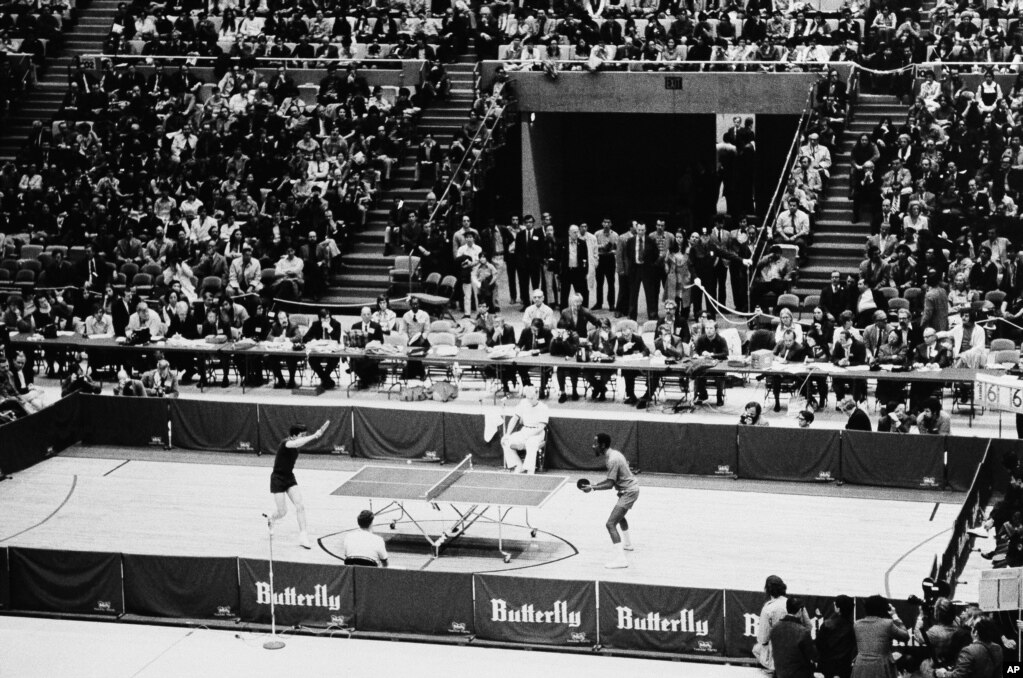 1972年4月21日来美访问的中国乒乓选手与美国选手在纽约拿骚老兵纪念体育馆展开亲善比赛 （美联社）(photo:VOA)