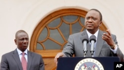 Rais Uhuru Kenyatta, (R) akiwa na Naibu Rais wake, William Ruto, akihutubia ujio wa Rais Obama, Nairobi, July 21, 2015.