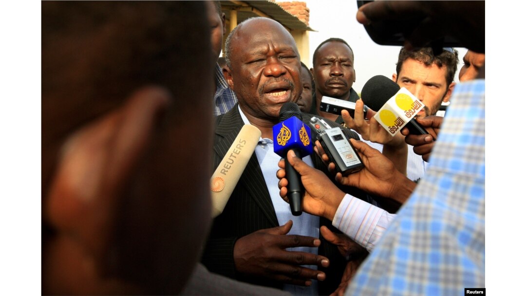 FILE - Aliyekuwa mgombea ugavana wa -SPLM Abdel-Aziz Adam al-Hilu akiongea na waandishi wa habari mjini Kadogli kusini mwa jimbo la Kordofan, Sudan, Mei 2, 2011.