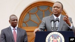 Presiden Kenya Uhuru Kenyatta (kanan) dan Wapres Kenya William Ruto menjelaskan rencana kunjungan Presiden AS Barack Obama, dalam pidato di Nairobi, Kenya, Selasa (21/5).