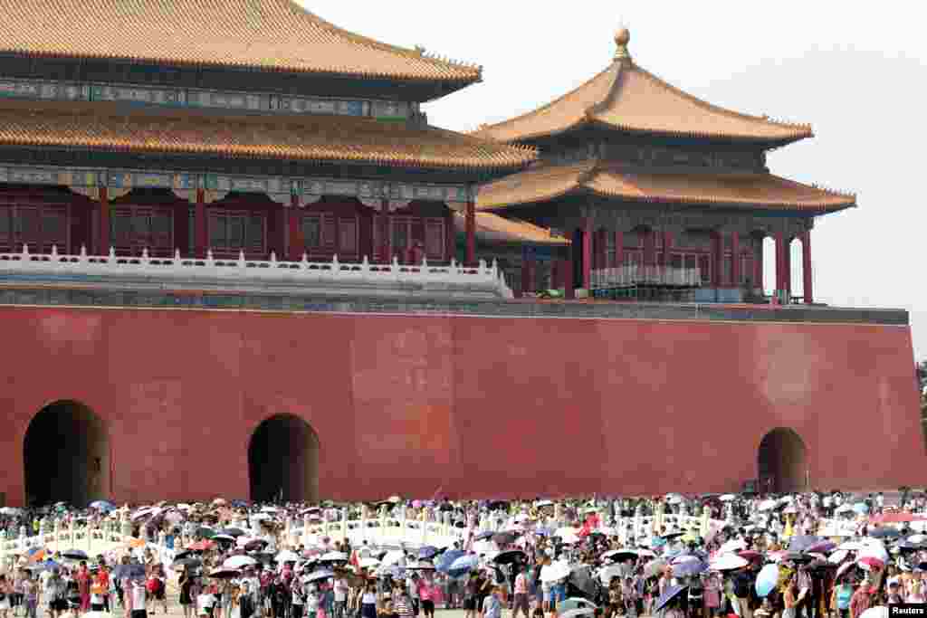 众多游客参观北京市中心的故宫,或者叫紫禁城(2018年7月31日)。笔者用谷歌检索“故宫人满为患”,谷歌显示有4590个结果。2017年8月,故宫博物院院长单霁翔表示,“故宫是世界上唯一一座年接待观众数量超过一千万的博物馆”,2012年故宫参观人数曾达到历史最高峰的1534万人次;“观众无限制的增加,文物和古建筑群都难以承受。”