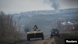 Ushtarët ukrainas në një autoblindë BMP-1 pranë frontit të luftimeve në qytetin Bakhmut (6 prill 2023)