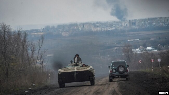 Ushtarët ukrainas në një autoblindë BMP-1 pranë frontit të luftimeve në qytetin Bakhmut (6 prill 2023)