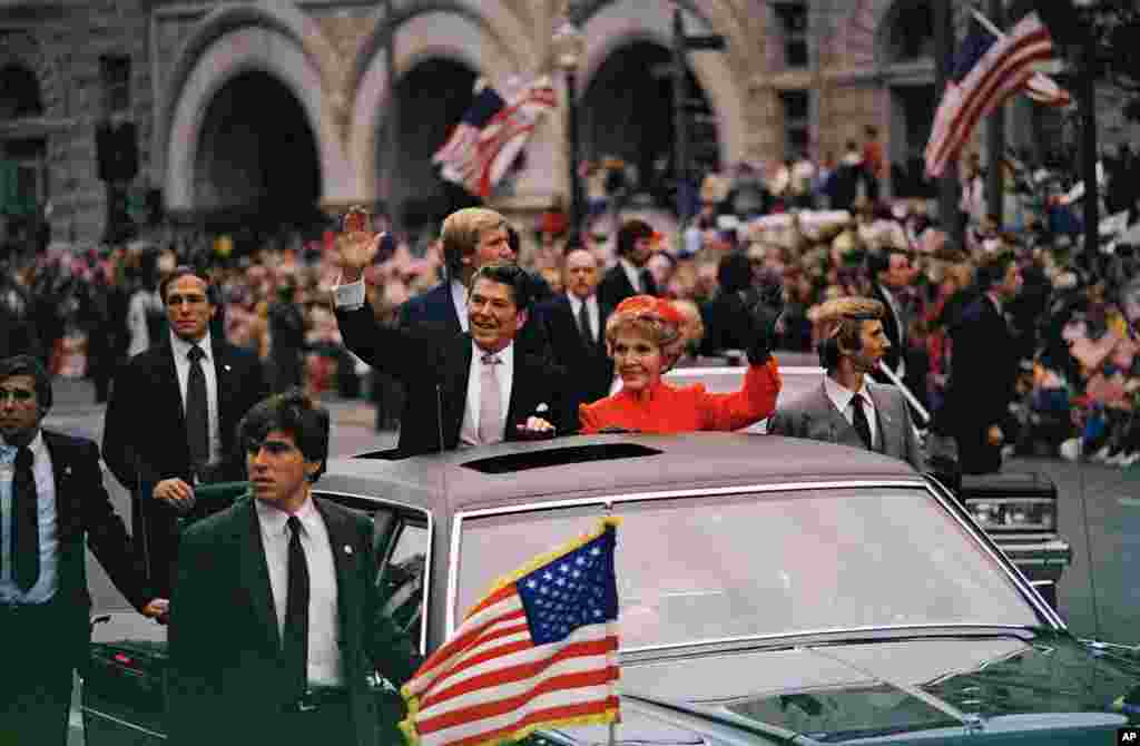 El presidente Ronald Reagan y la primera dama Nancy Reagan saludan desde su limusina durante el desfile inaugural en Washington, D.C., el 20 de enero de 1981, cuando se convirti&#243; en el presidente n&#250;mero 40 de EE.UU. 