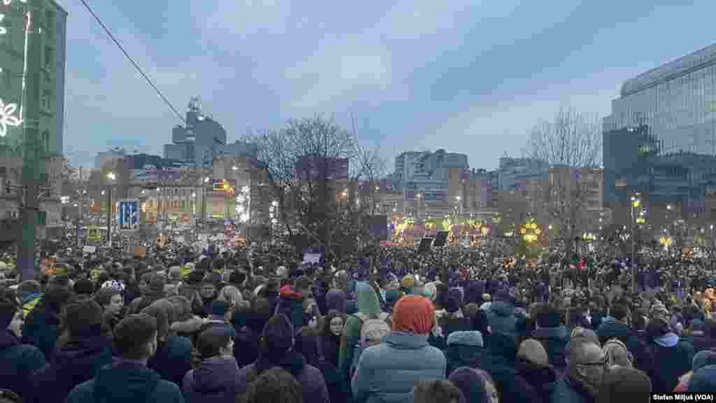 Na beogradskom Trgu Slavija u nedelju 22. decembra održan je veliki antivladin protest studenata i građana koji traže odgovornost za pad nadstrešnice železničke stanice u Novom Sadu 1. novembra i pogibije petnaestoro ljudi (Foto: VOA/Stefan Miljuš)