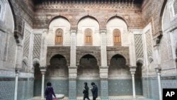 Des touristiques visitent une mosquée historique à Fez, Maroc, 7 février 2016. 