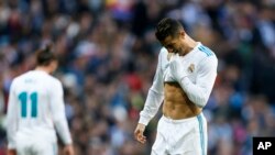 Une attitude de Cristiano Ronaldo lors du match de football La Liga espagnol entre le Real Madrid et Barcelone au stade Santiago Bernabeu de Madrid, Espagne, samedi 23 décembre 2017. (AP Photo / Francisco Seco)