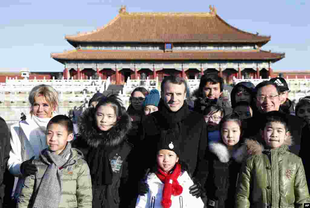 2018年1月9日，法国总统马克龙和夫人布丽吉特·马克龙（Brigitte Macron）参观北京故宫，在紫禁城里和中法两国学生合影。。