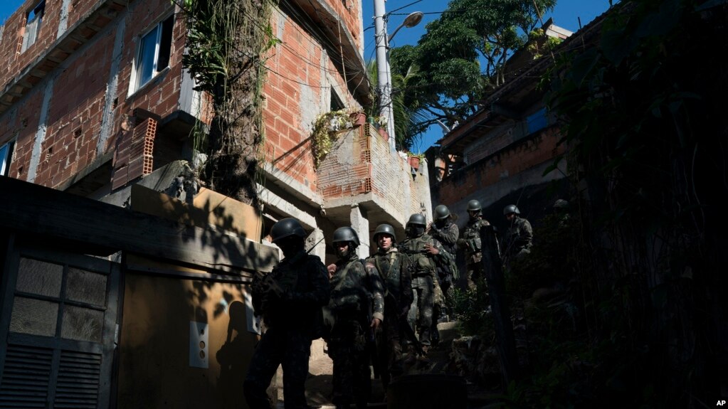 Soldados patrullan la barriada Chapeu Mangueira de Río de Janeiro, Brasil, el jueves 21 de junio de 2018. Casi 2.000 soldados participaron en una operación sorpresa como parte de acciones de seguridad lideradas por la intervención militar de Río de Janeiro. (AP Photo / Leo Correa)
