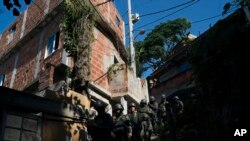 Tentara berpatroli di kawasan kumuh Chapeu Mangueira di Rio de Janeiro, Brazil, 21 Juni 2018.