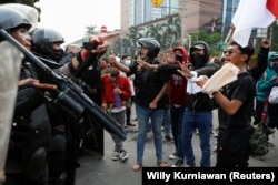 Para pengunjuk rasa berdebat dengan petugas polisi saat melakukan protes terhadap UU Cipta Kerja yang kontroversial di Jakarta, 8 Oktober 2020. (Foto: REUTERS/Willy Kurniawan)