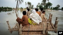 Kauyan Pakistan ne ke ratsa ruwan ambaliya a Baseera, Pakistan.