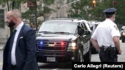 Le cortège du président américain Donald Trump arrive à l'hôpital presbytérien de New York, où son frère Robert a été hospitalisé à New York, aux États-Unis, le 14 août 2020. REUTERS/Carlo Allegri