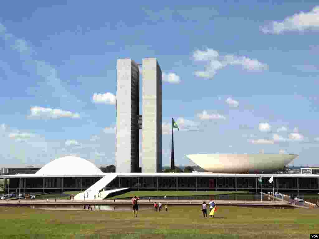 O Congresso Nacional em Brasilia,&nbsp;uma obra do arquitecto Óscar Niemeyer, Brasil, Junho 20, 2014. (Nicolas Pinault/VOA)