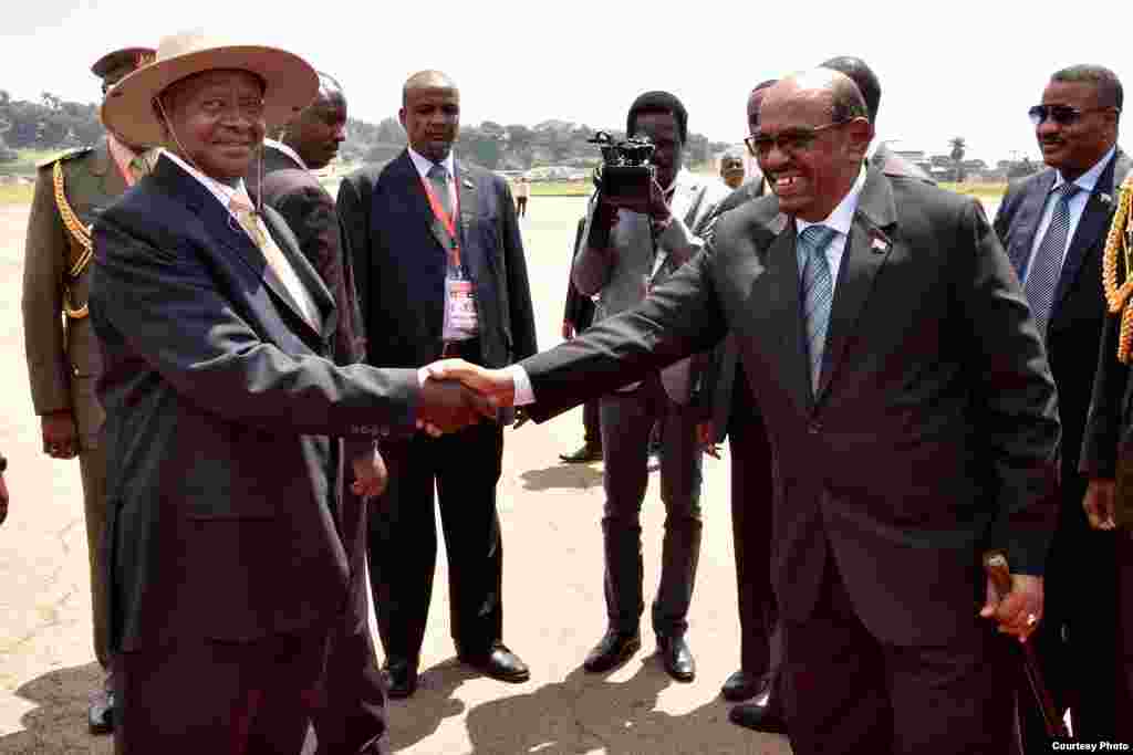 Rais Museveni akimsalimia Bashir alipowasili Entebee, Uganda