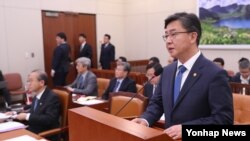 홍용표 한국 통일부 장관이 23일 국회에서 열린 외교통일위원회 전체회의에서 김정남 피살사건 관련 현안 및 대응방안을 보고 하고 있다.