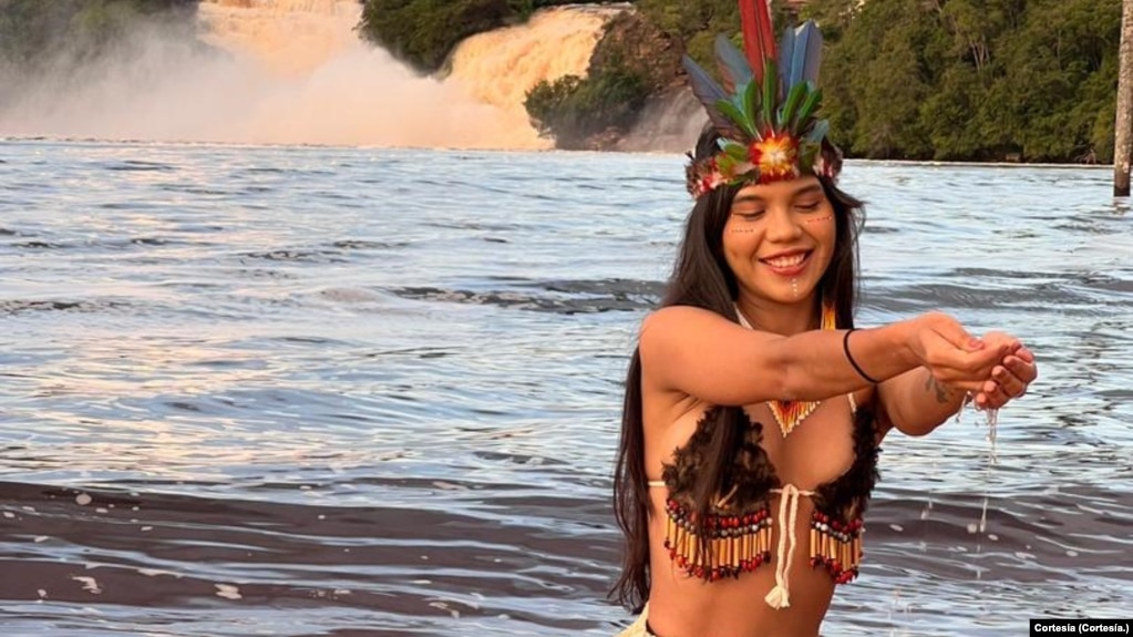 Corina Landaez posa a mediados de 2024 en el Parque Nacional Canaima de Venezuela, donde reside una parte de la etnia Pemón.