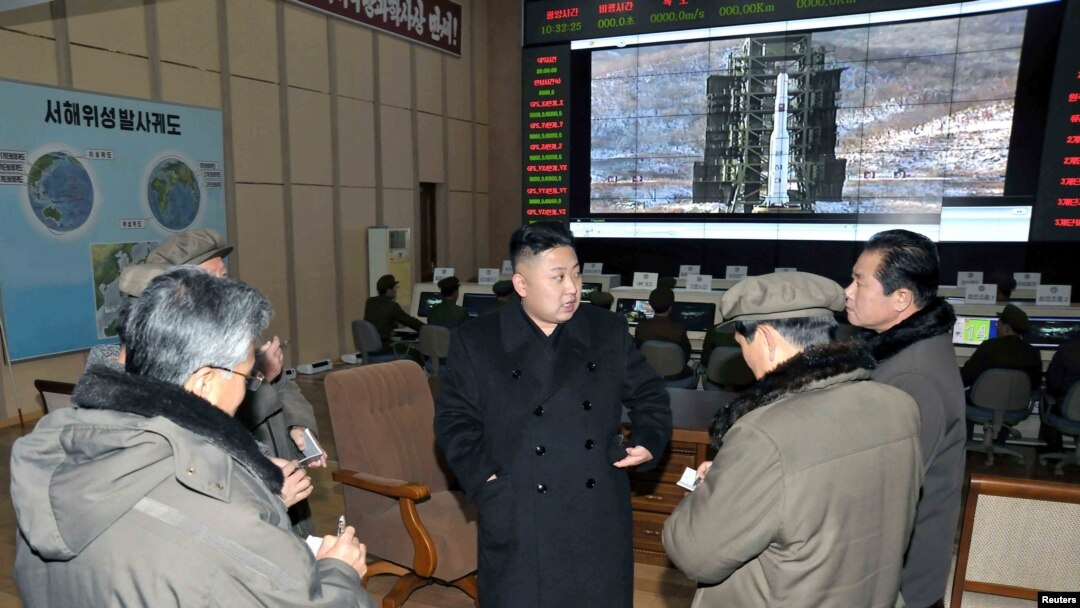 Pemimpin Korea Utara Kim Jong-Un (tengah) mengunjungi situs peluncuran satelit Laut Barat di Cholsan, provinsi North Pyongan. (Reuters/KCNA)