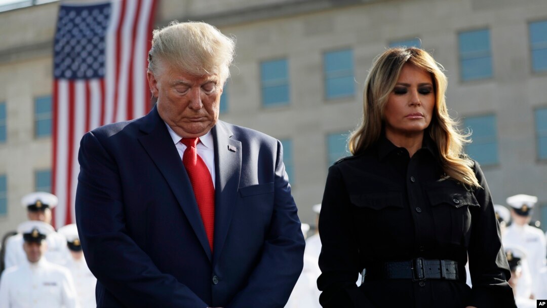 Presiden AS, Donald Trump dan ibu negara, Melania Trump, saat mengheningkan cipta di Pentagon (11/9), untuk mengenang para korban serangan teroris 9 September 2001.