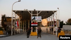 Tentara Irak di pos pemeriksaan untuk masuk ke Zona Hijau di Baghdad, 10 Desember 2018.