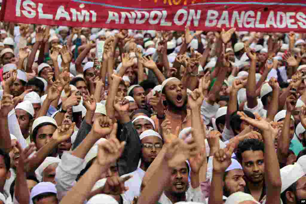 Warga Muslim di Bangladesh meneriakkan slogan-slogan dalam demonstrasi di Dhaka (14/9). (AP)